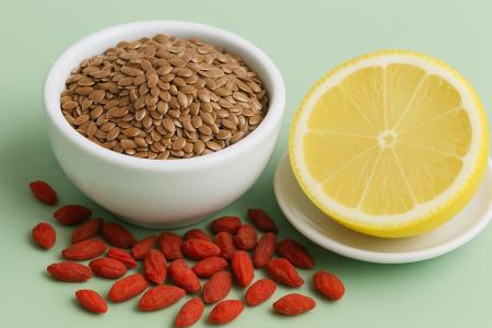 Apfel, Leinsamen, Chia und Honig: Ein Morgengetränk, das Ihr Darm nicht vergessen wird